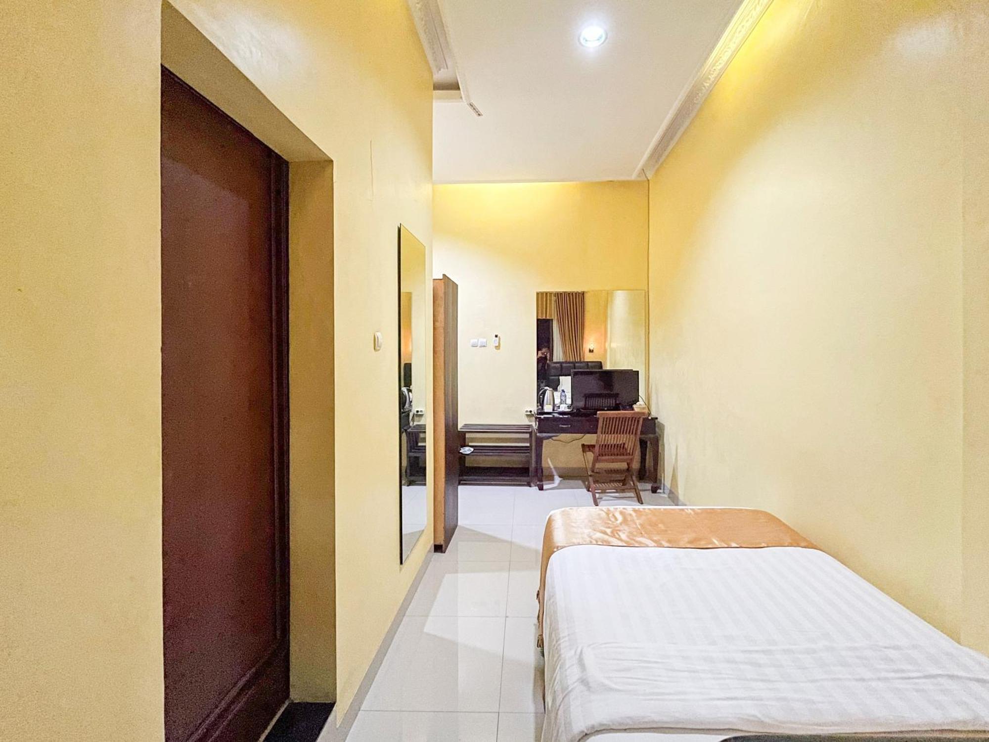 Kartika Hotel Syariah Pacitan Mitra Reddoorz Экстерьер фото
