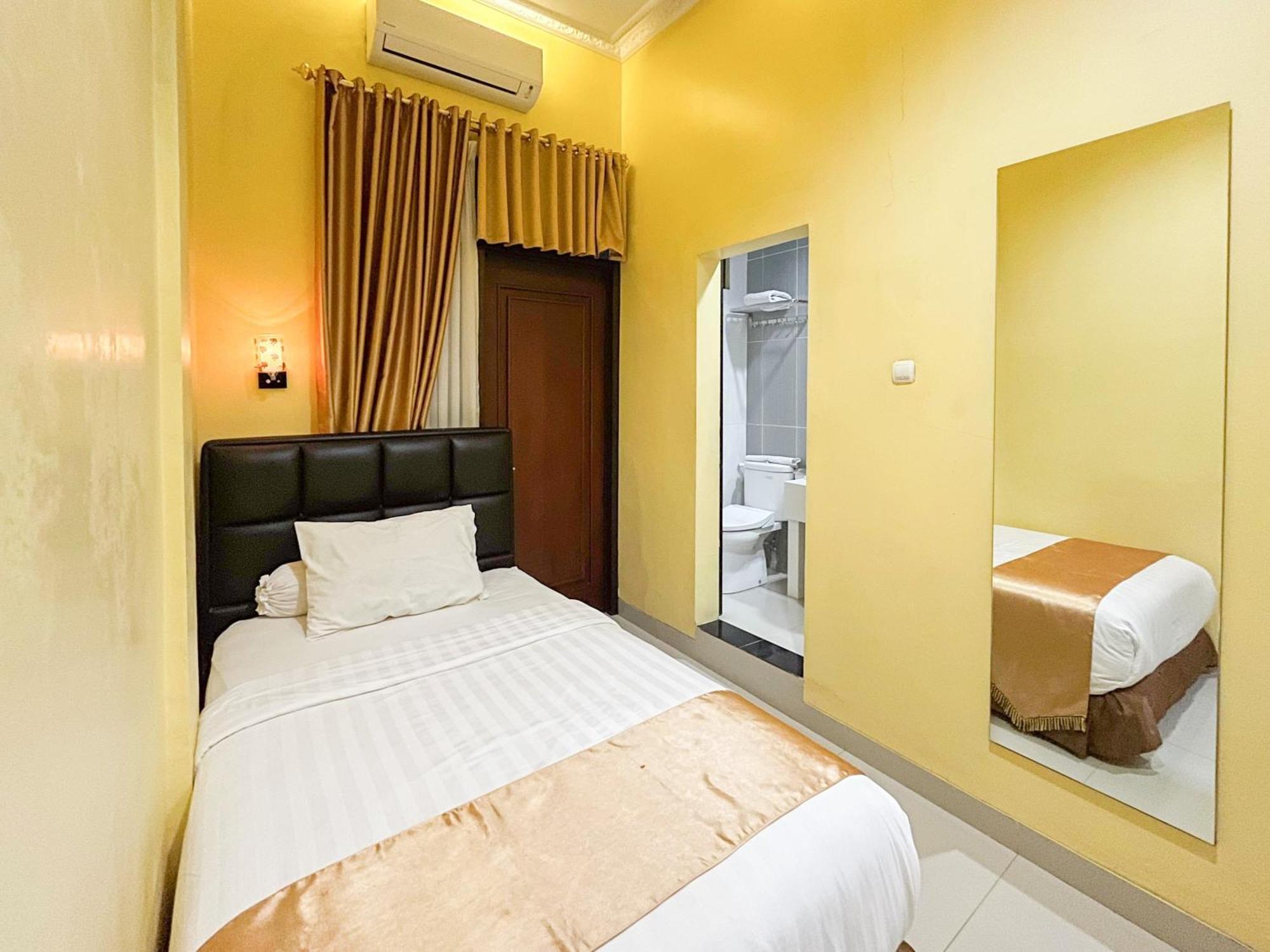 Kartika Hotel Syariah Pacitan Mitra Reddoorz Экстерьер фото