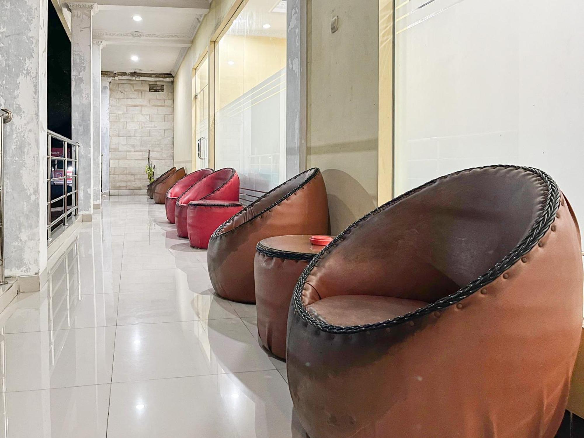 Kartika Hotel Syariah Pacitan Mitra Reddoorz Экстерьер фото