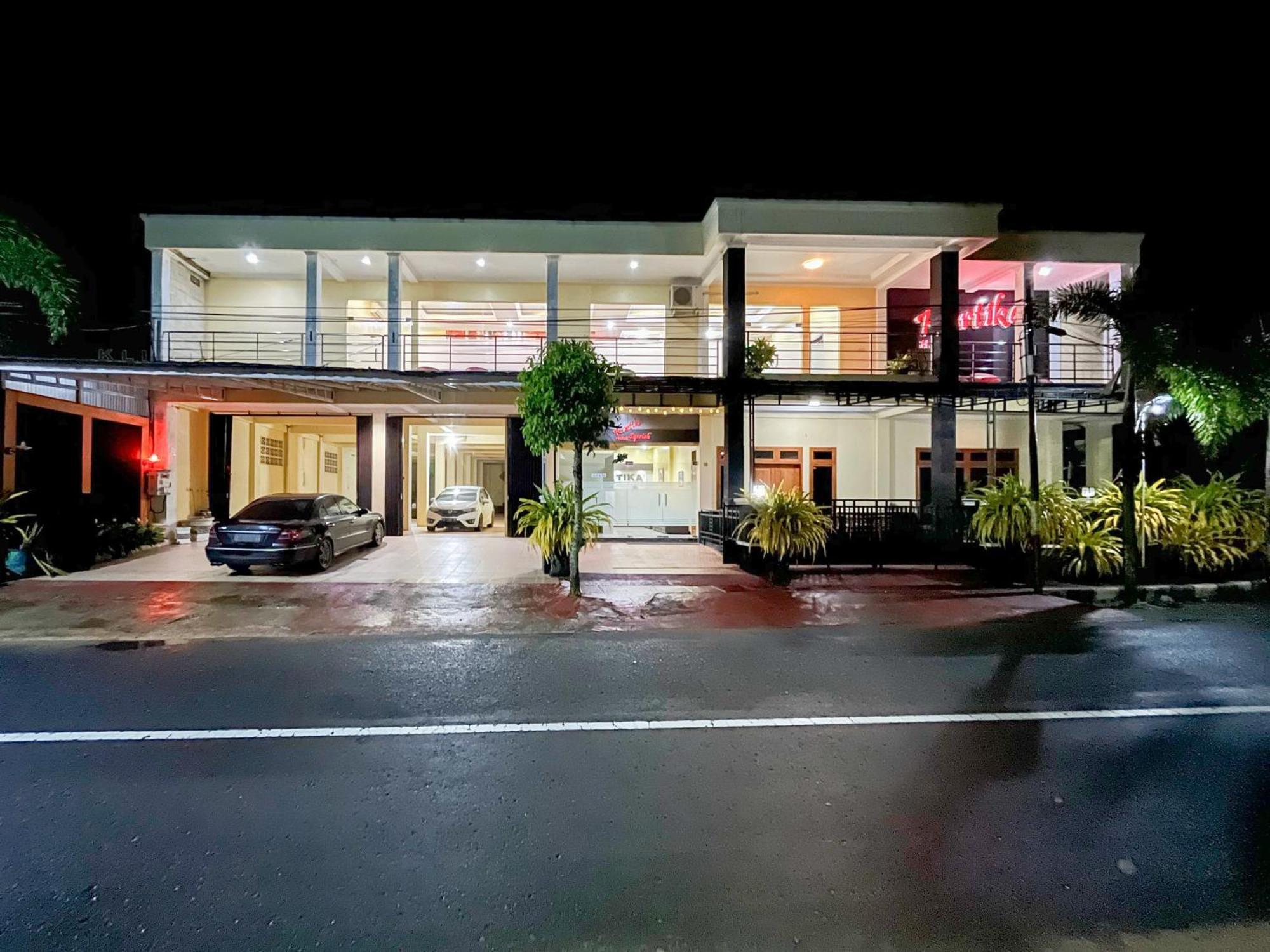 Kartika Hotel Syariah Pacitan Mitra Reddoorz Экстерьер фото